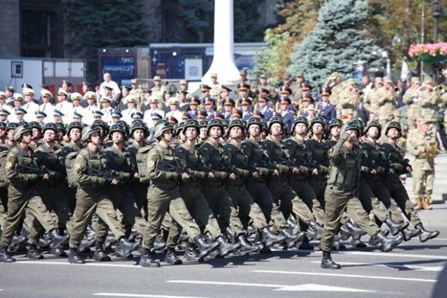 Порошенко готовится к военному параду